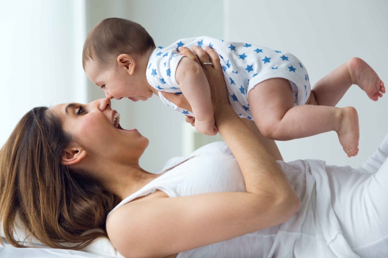 阻止宝宝吃手会影响智力发育宝宝吃手时妈妈应该这样做