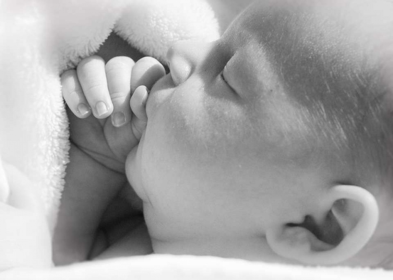 6个月宝宝吃多少奶粉如何判断6个月宝宝吃奶吃饱没